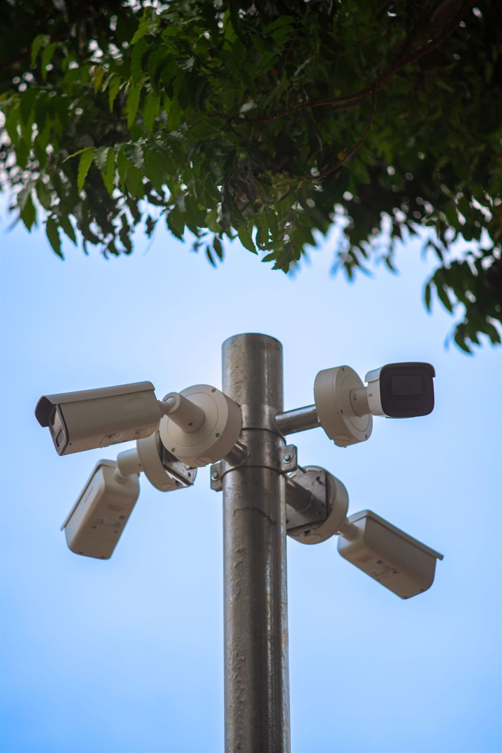 Cámaras de vigilancia en un poste